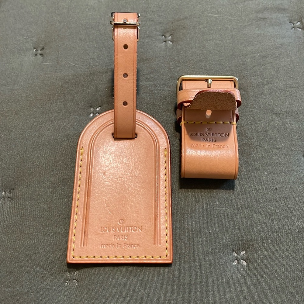 Never used. LV luggage bag tag and strap. Great condition.